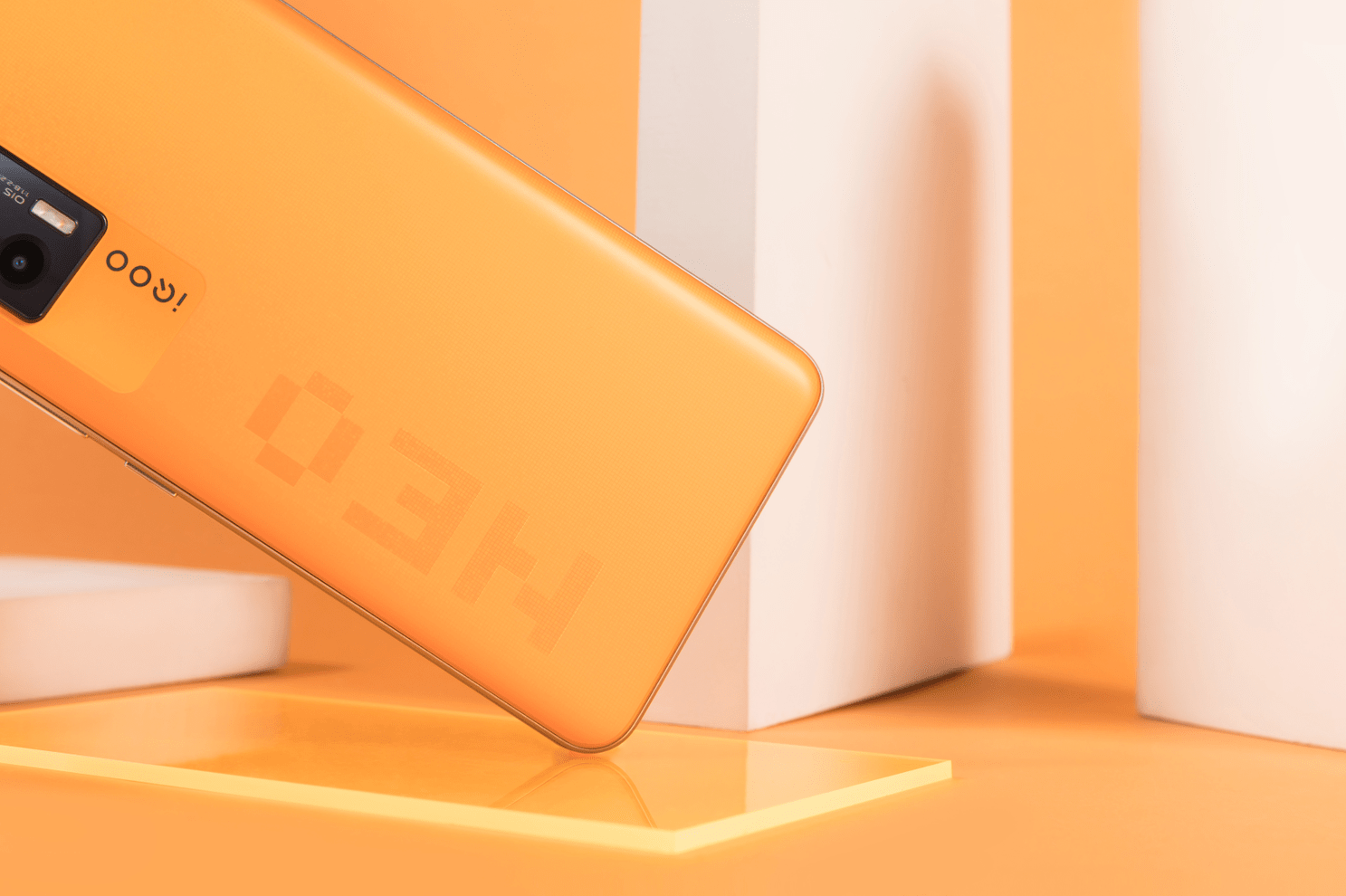 iqooneo5像素橙美图欣赏独特后盖设计带来无限活力