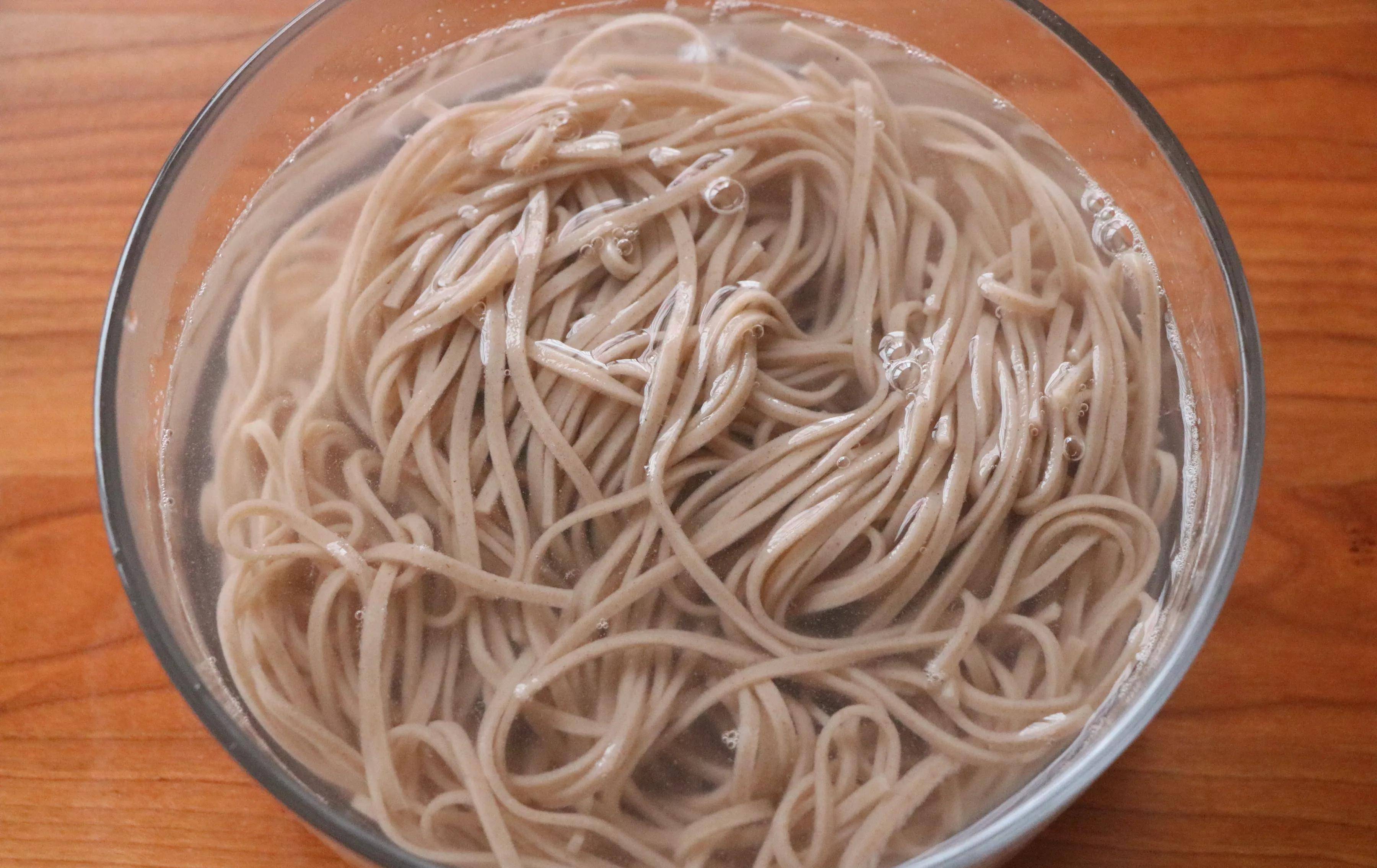 寒食节记得吃这碗面,简单一拌,味道浓郁又好吃,一人一碗吃不够