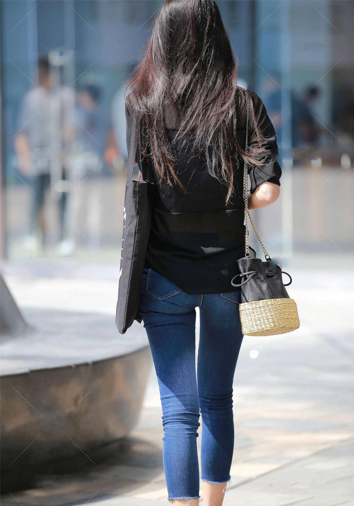 设计感黑色衬衣,搭配七分牛仔裤,散发时尚气息