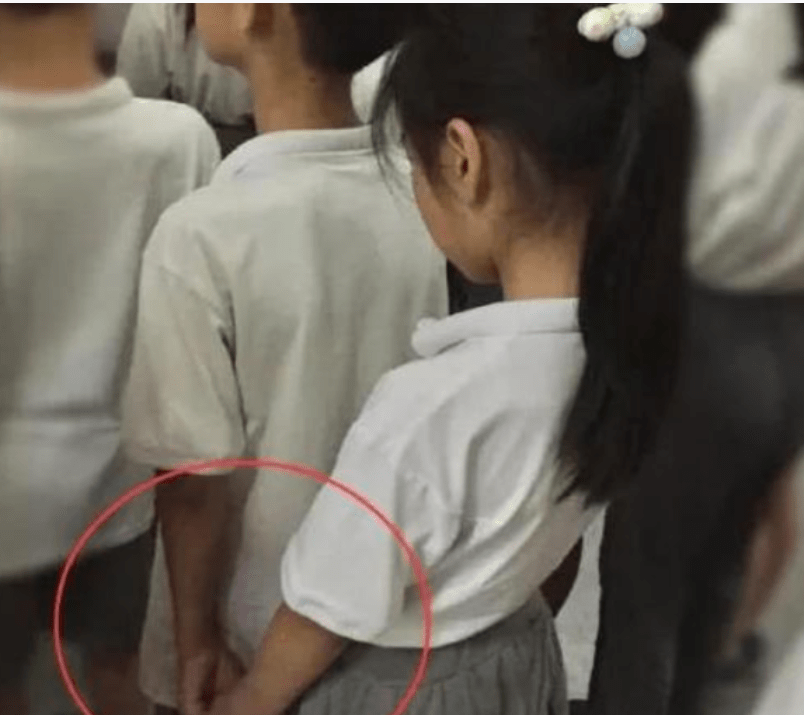 扒女同学内衣的故事_初中女同学内衣(2)