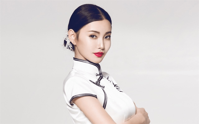 曾被王晶力捧“吸金”26亿,大火之后选择单飞,如今只能拍烂片_童飞