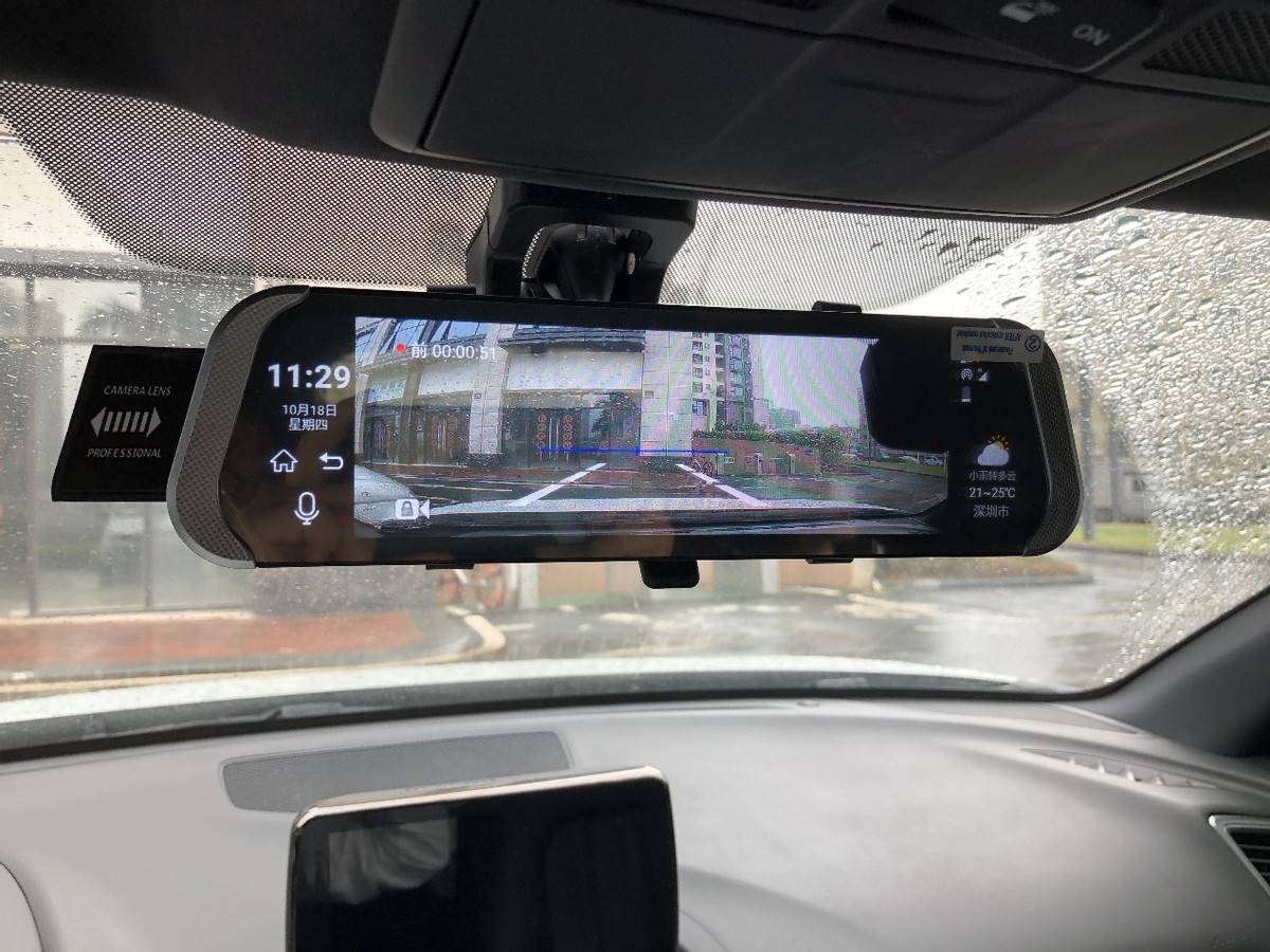 车的后视镜是电子屏幕图片