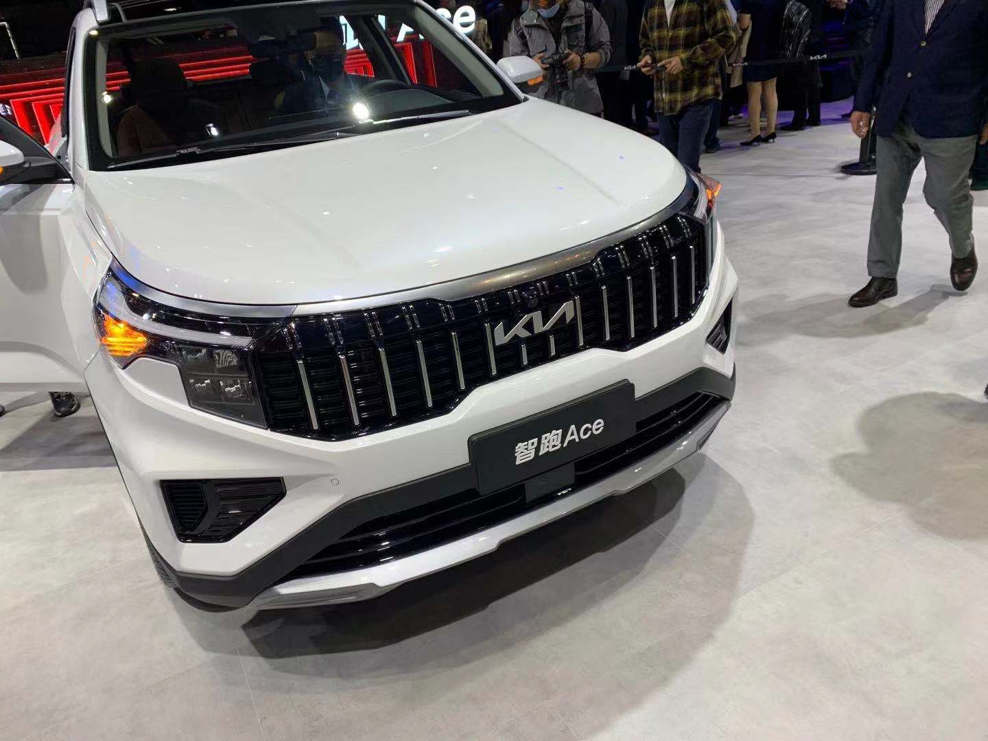 2021上海车展采用全新logo东风悦达起亚智跑ace量产车首次亮相