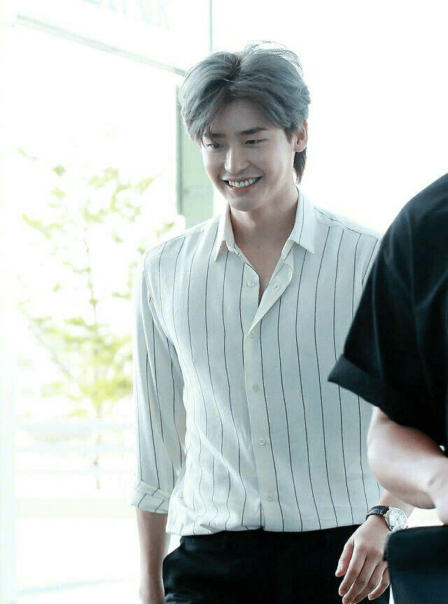 原创好看吗?31岁李钟硕晒近照,瘦成瓜子脸,再也不是那个大胖头了