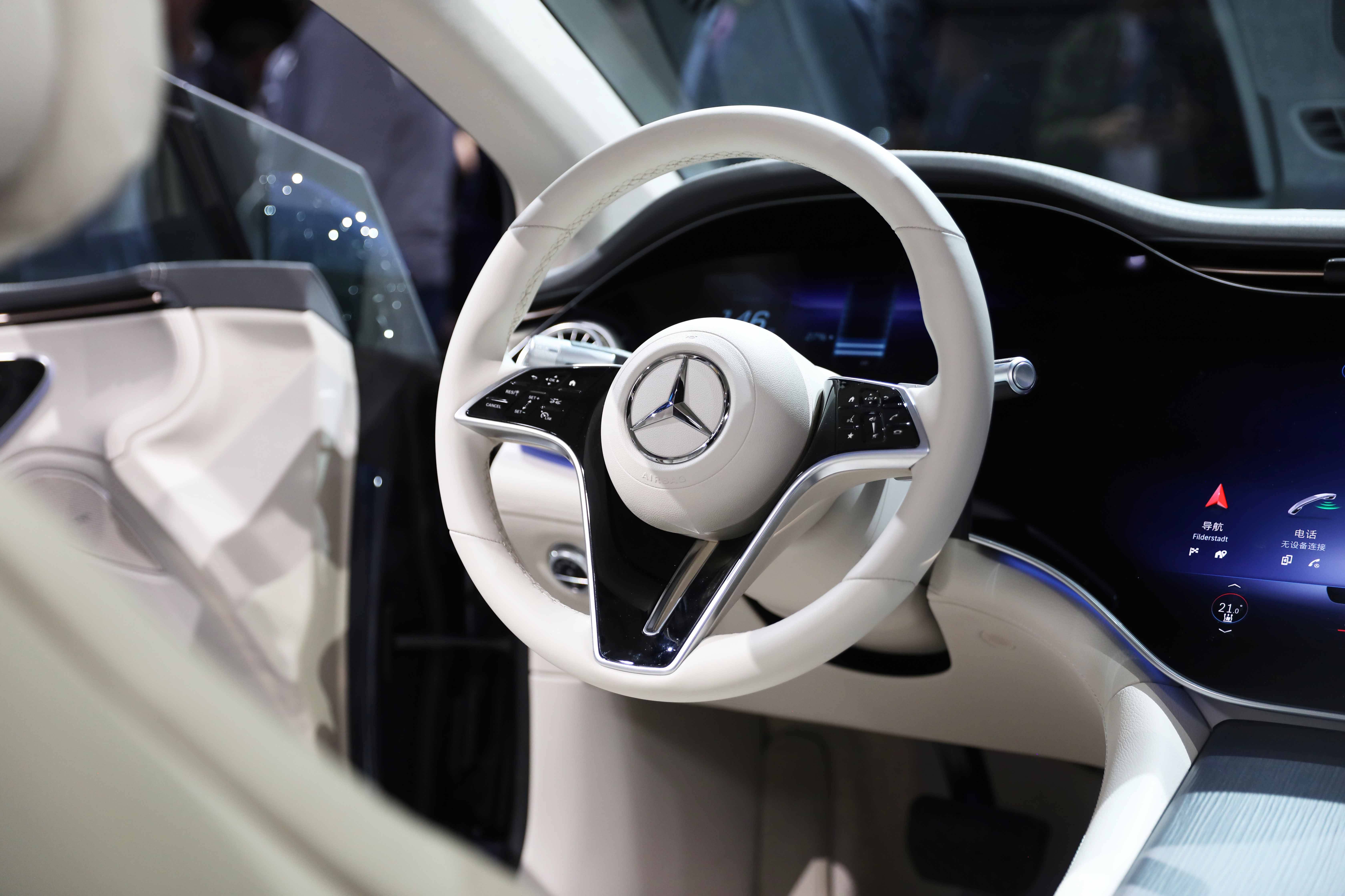 经典的三辐样式方向盘高雅精致,两侧触控按键操作清晰明了,怀挡设计也