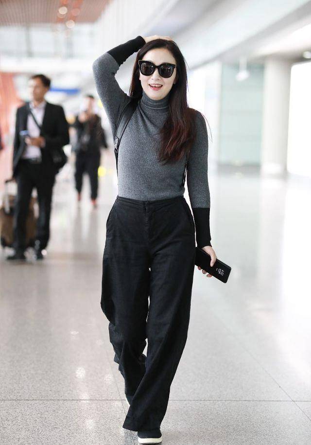 陶红穿高领针织衫配阔腿裤现身机场秀出沙漏身材好撩人