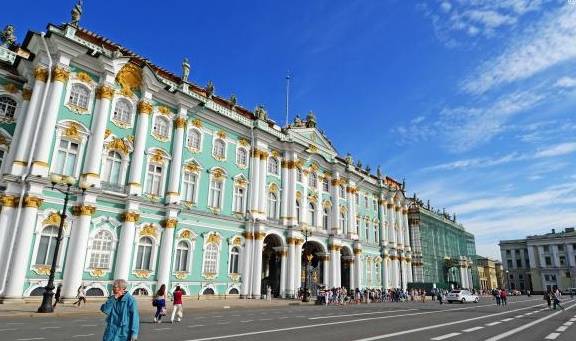 俄罗斯圣彼得堡冬宫，建筑美如童话世界，成市民休闲娱乐“天堂”