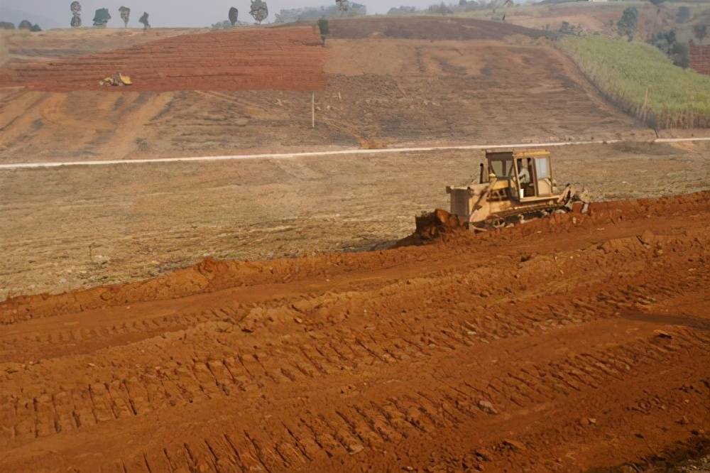 自己开耕的土地,征收时补偿归谁?_问题