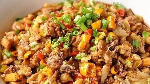 美食推荐: 水煮鸡, 肉炒木耳, 凉拌花生菠菜, 土豆牛肉炖粉条