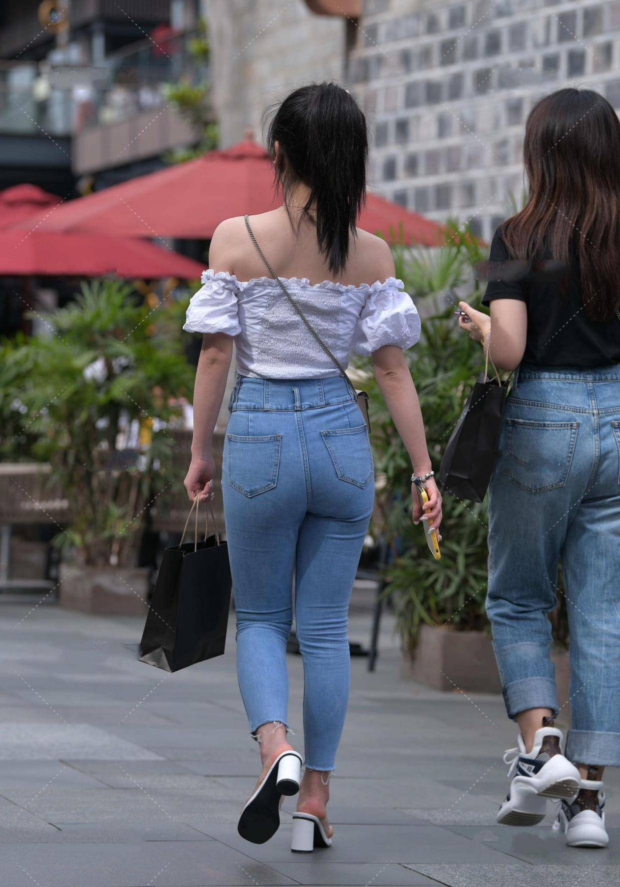 蓝牛仔裤子配什么颜色的上衣 e26e89f163834ea1a8a126b516477cc4.jpeg