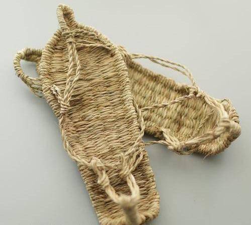 其一是一双草鞋.