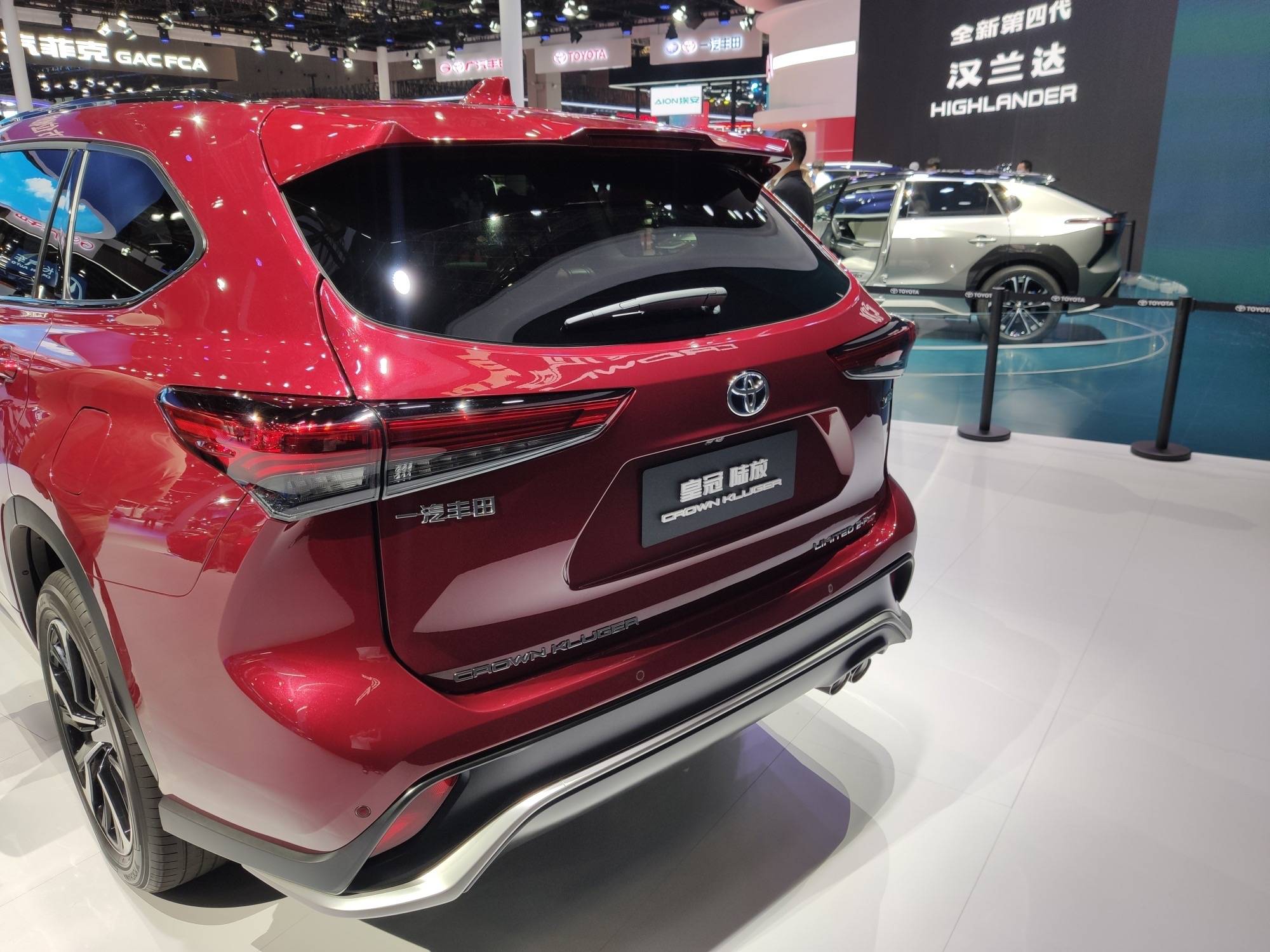 今年争议最大的轿车和suv,你看得惯丰田皇冠陆放,奥迪a7l吗?