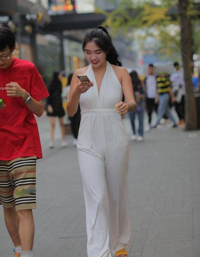白色连体套装大方有气质,穿起来简单方便,韵味十足