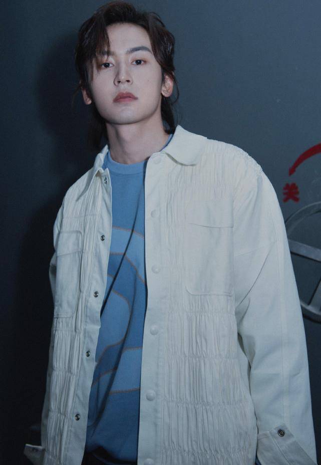 北海"焦"妻?张哲瀚《维和警察》肤色升级,合照下意识动作好评