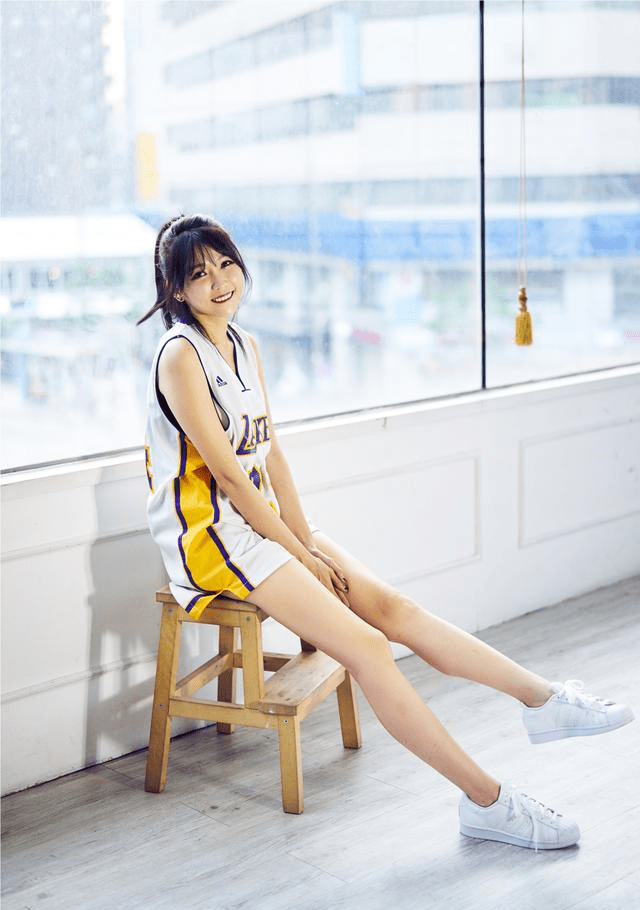 对喜欢穿球衣的美女,总是有更多的好感,这些女孩子让人觉得更有活力