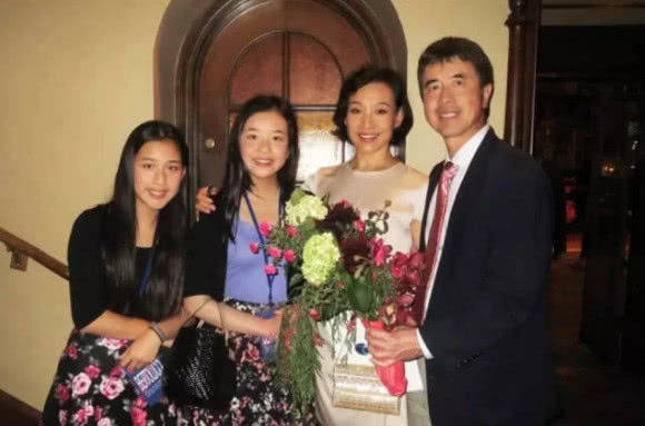 没有孩子,可是陈冲又非常喜欢孩子,于是就回国内领养了一对双胞胎女儿