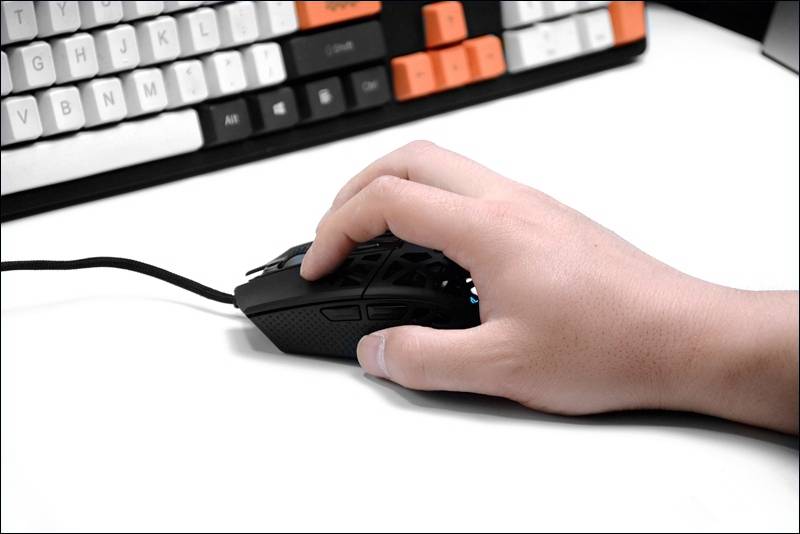 将北京鸟巢元素融入鼠标，这款轻量化设计的洞洞鼠有点不一样