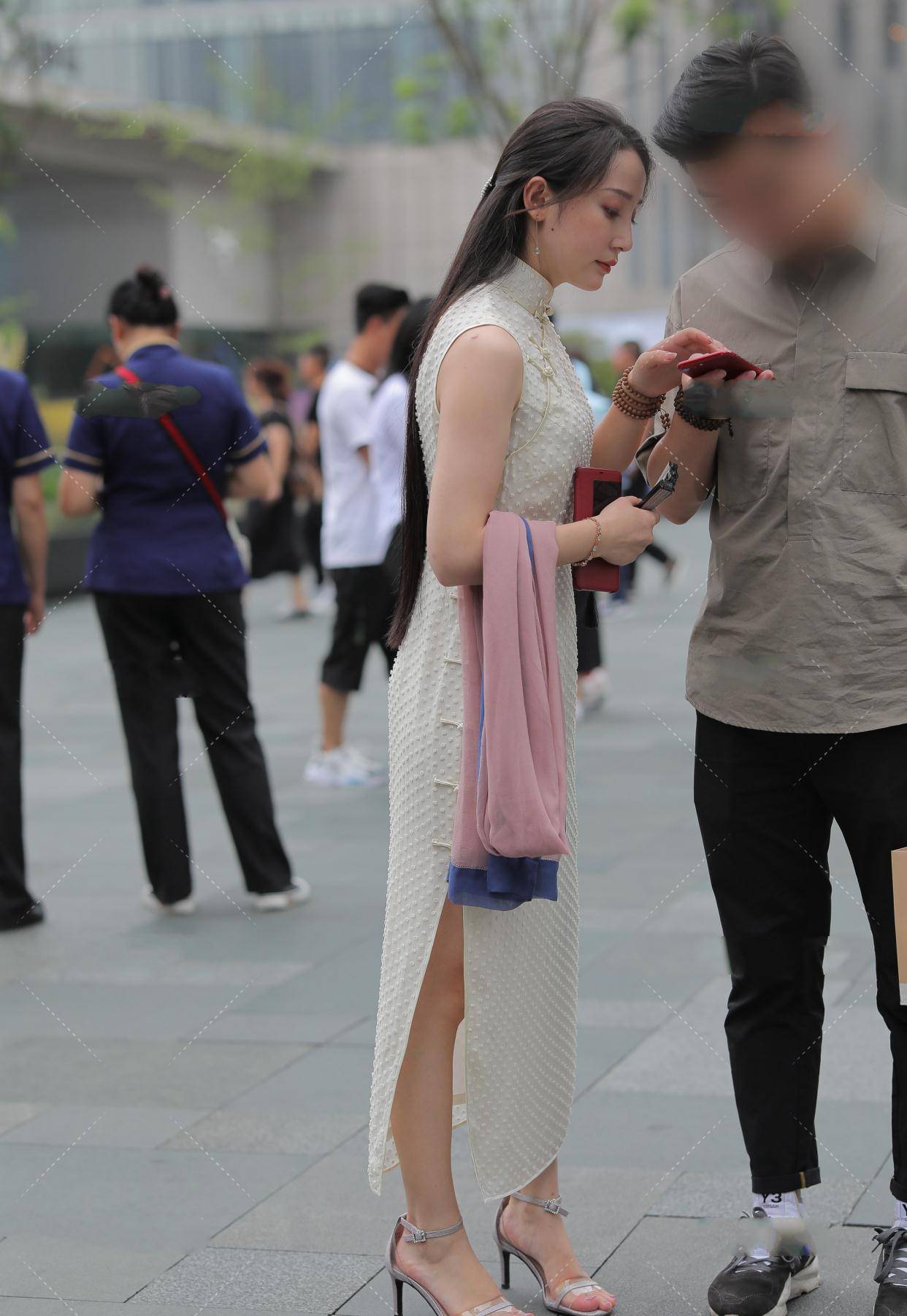 白色立体波点旗袍搭配银色高跟鞋性感优雅尽显古典美