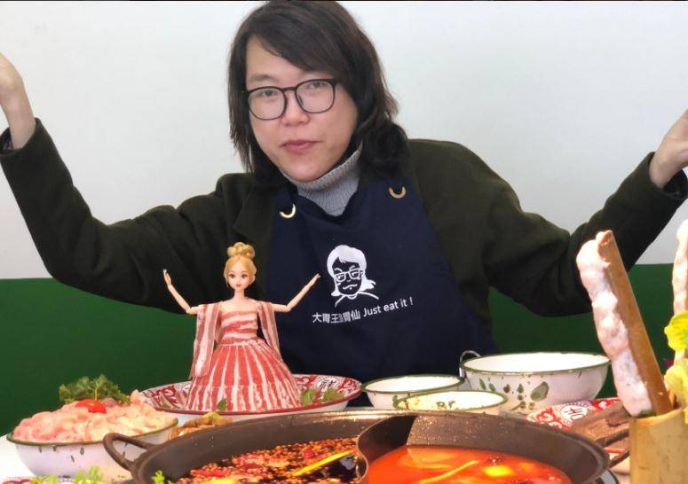 "浪胃仙"浓妆艳抹做指甲,比女性还精致,你让女性情何以堪