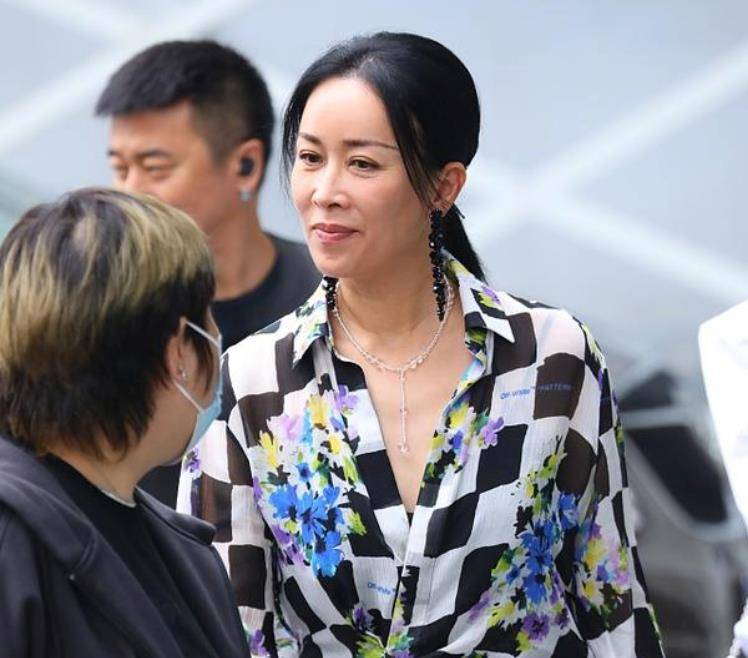 53岁那英生图曝光,满脸皱纹太显老,大口吃东西动作豪迈没包袱