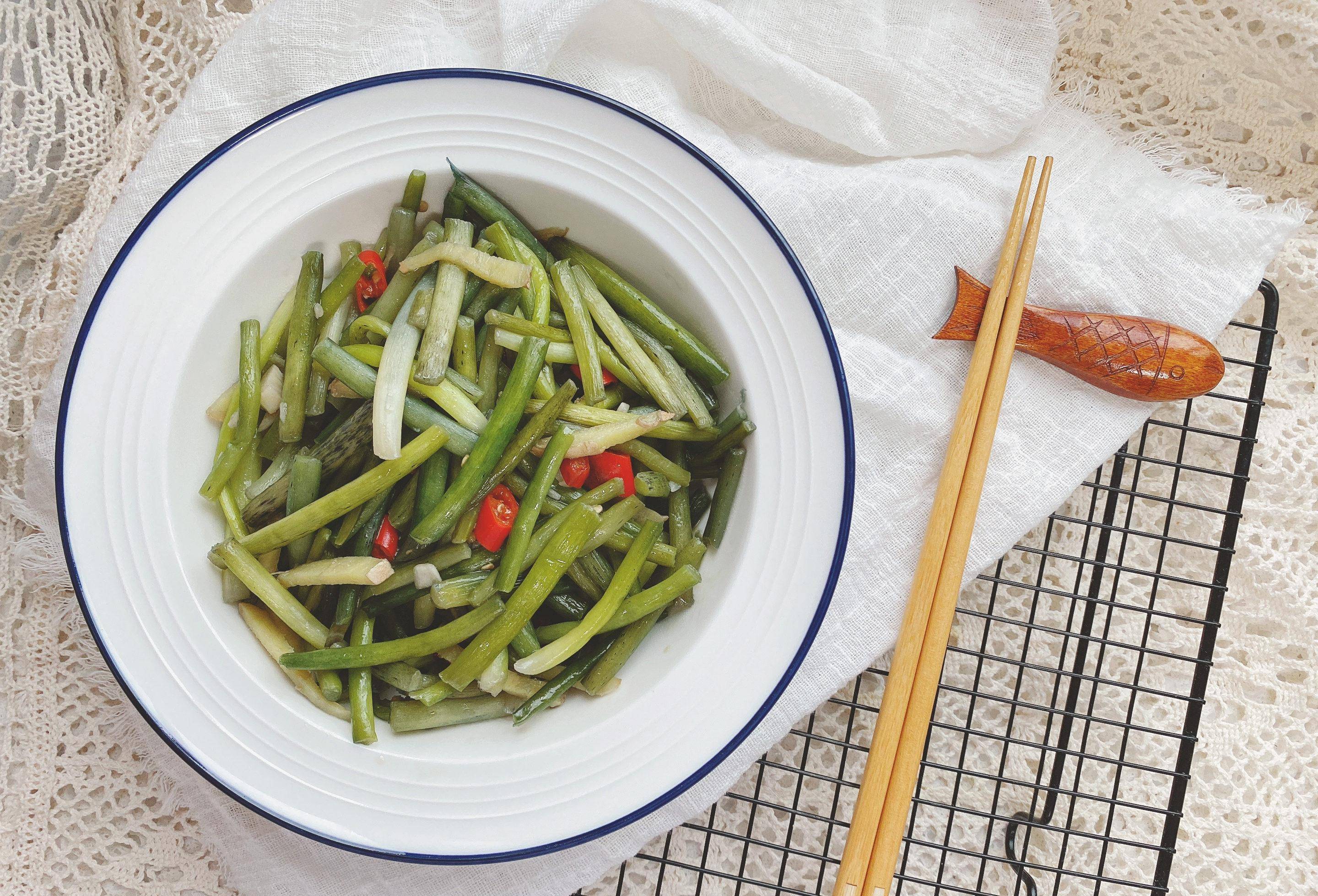 辣炒水葫芦的做法总结:1,不喜欢吃辣的可以不放辣椒,但是姜丝和大蒜