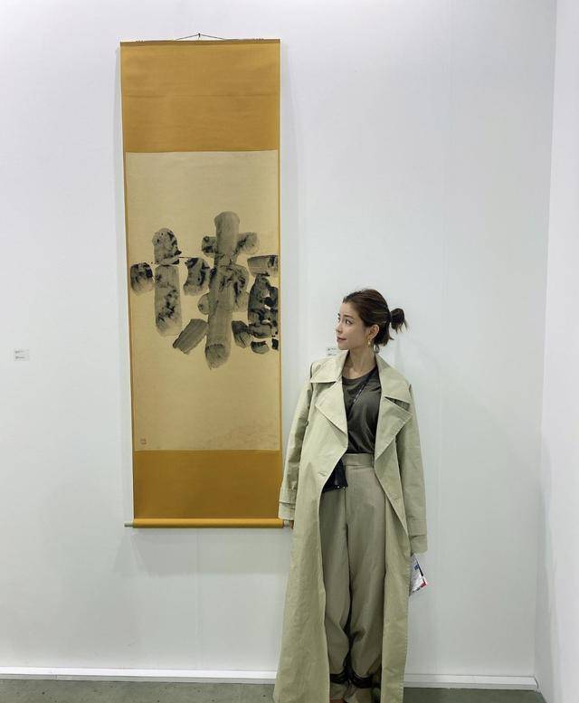 李毓芬舒适休闲风 不仅没有凹出性感好身材 反而秒变矮胖子 风衣