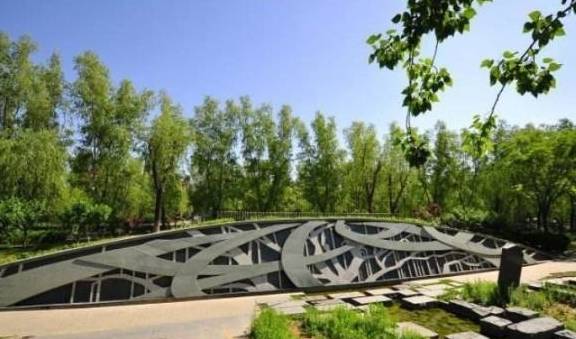 北京城里的“绿野仙踪”，绿茵环绕、清凉避暑，关键是还免费