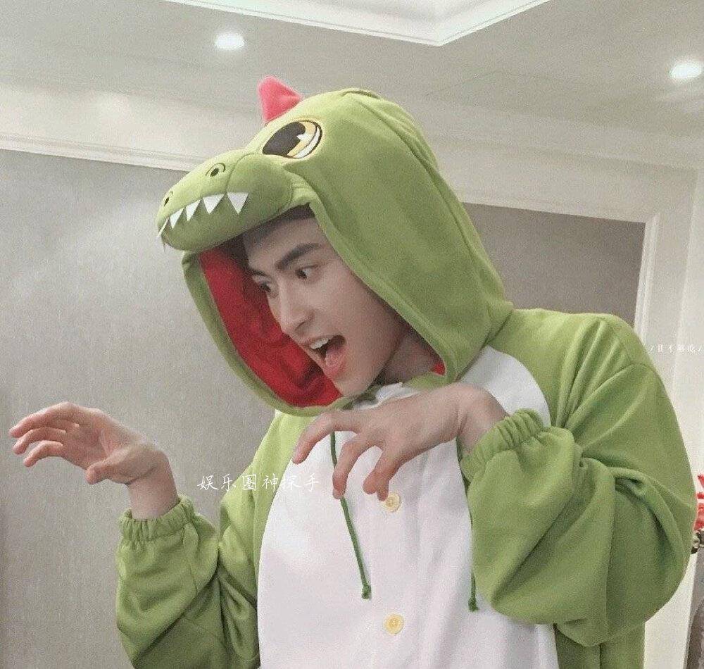 看到张哲瀚扮可爱的照片,粉丝:不是扮可爱,是真可爱!