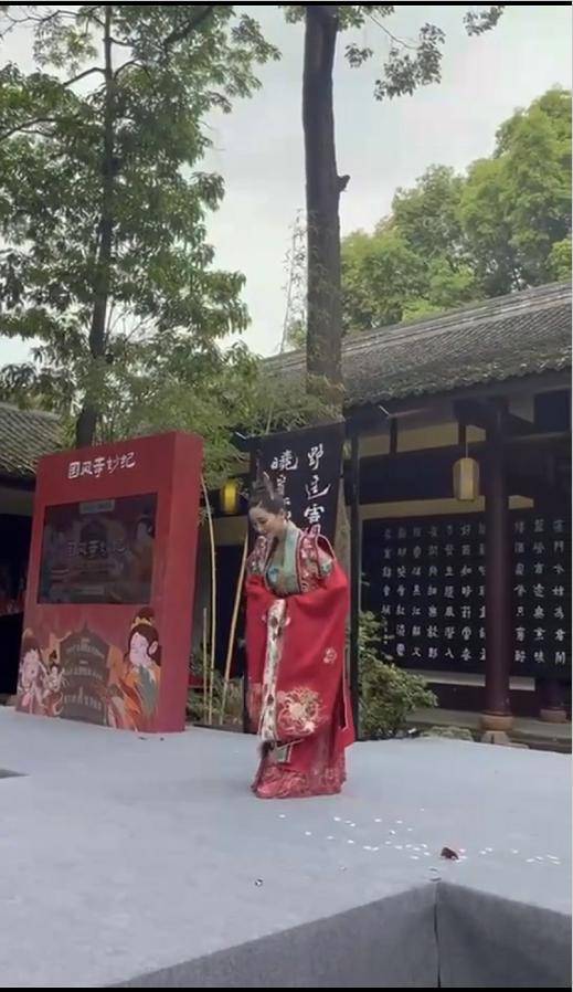 原创金莎穿汉服走秀生图让人梦回吕素穿着华丽为何引众嘲