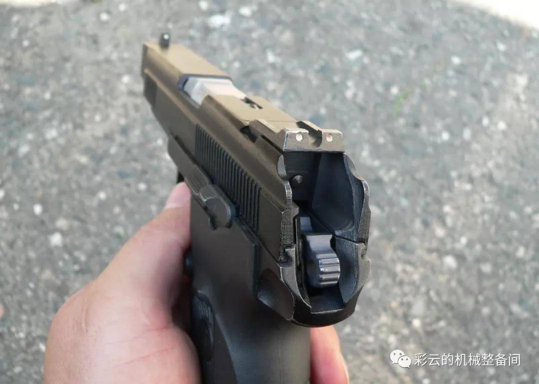 雅利金pya的击锤藏在套筒尾部延伸形成的凹槽里,不容易钩挂衣物.