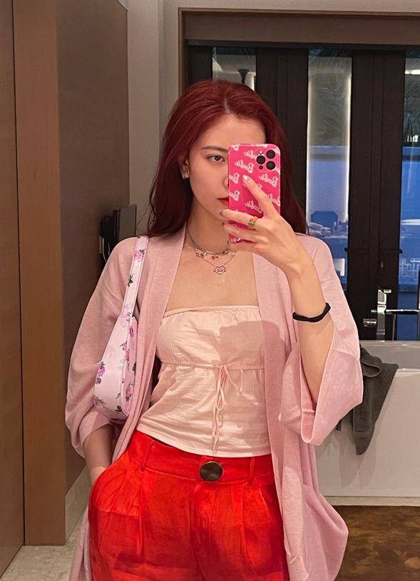 宋妍霏私服又穿红裤子!配上红发亮眼又个性,不愧是酷女孩