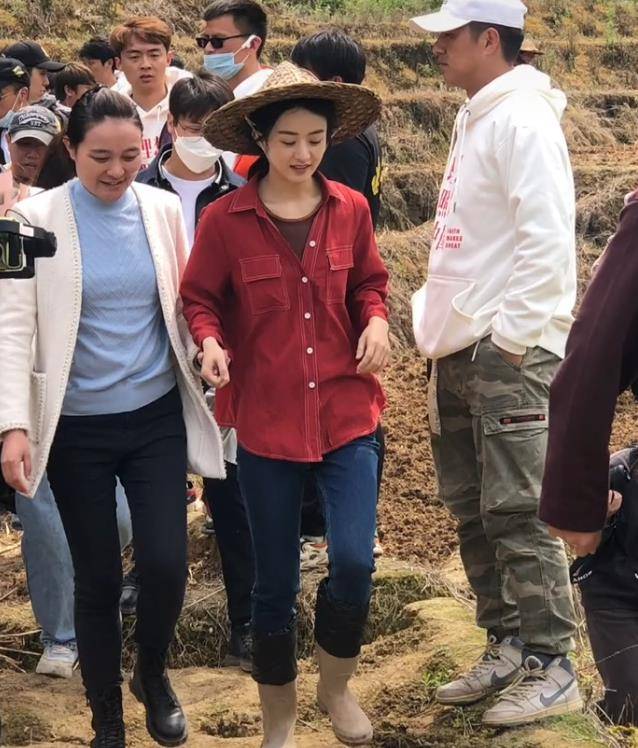 赵丽颖下地干农活备受好评,和冯绍峰再次合作拍戏,力破离婚传闻