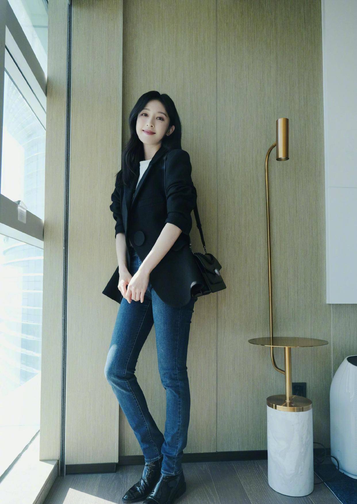 原创张俪v领毛衣穿出青春红开衫设计金色扣搭配牛仔裤减20岁