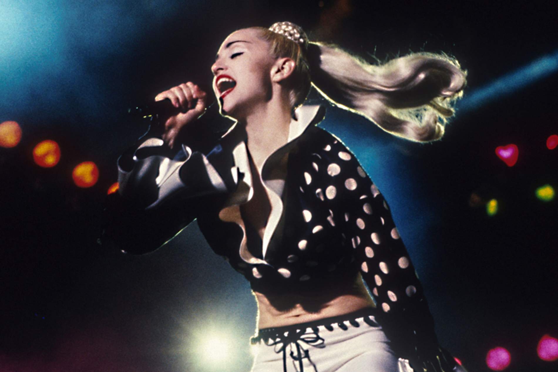 62岁麦当娜大胆穿渔网袜,露出白嫩大腿,1只手戴4个金戒指