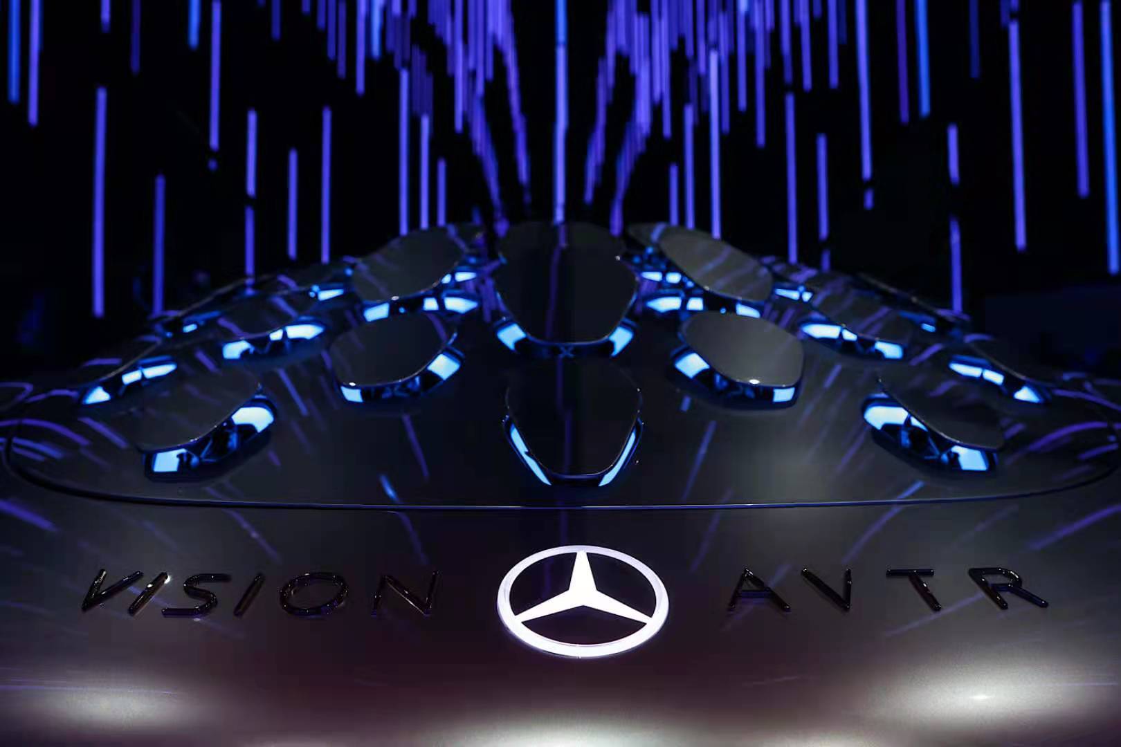 力拔头筹 奔驰上海车展"电"亮三叉星徽