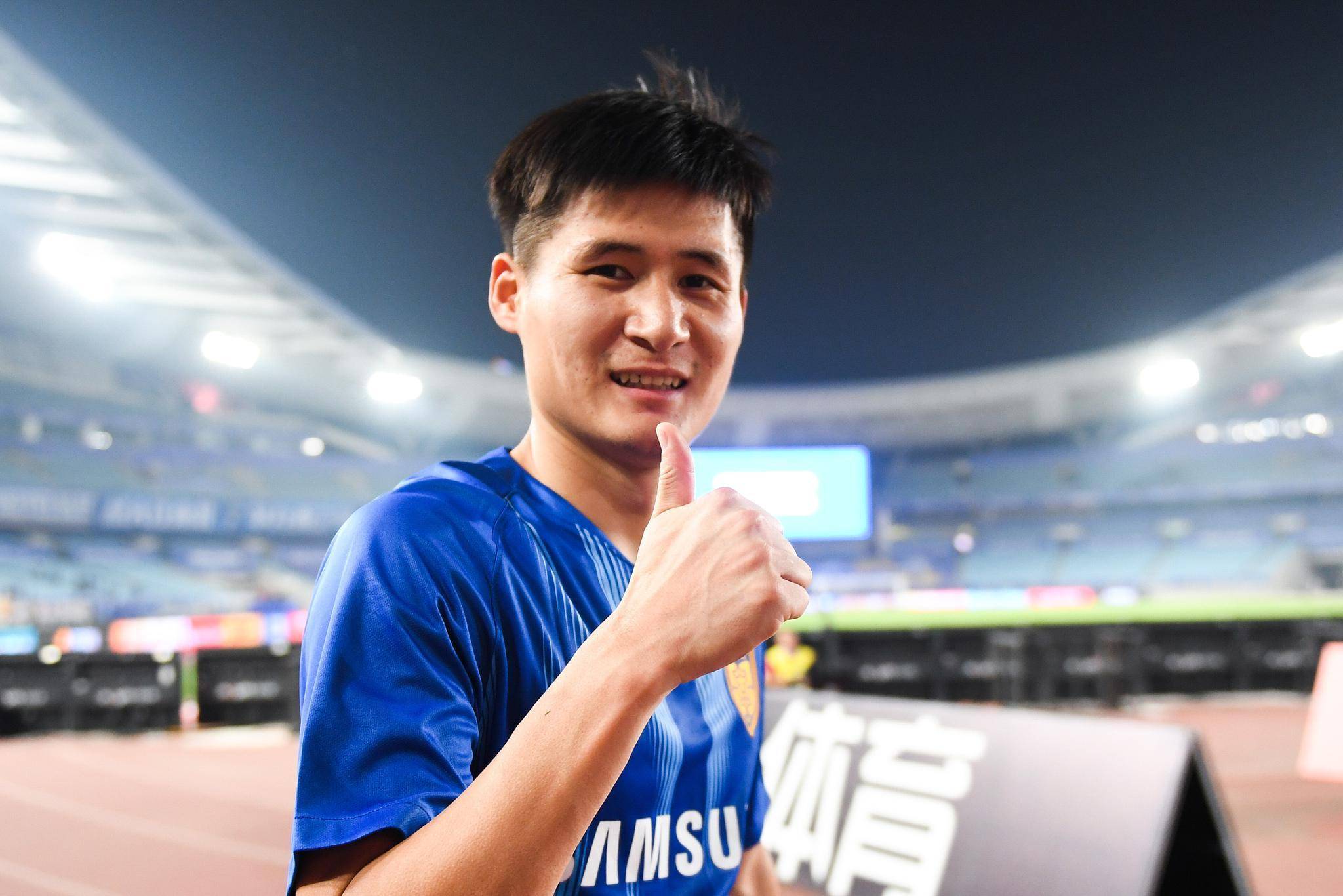 原创中超上演暖心一幕!江苏球迷不忘"故人":现场为吴曦高天意加油