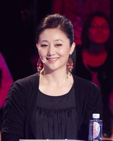 还珠里的令妃也老了,在家的素颜蜡黄干瘦,但起码真实没整容!