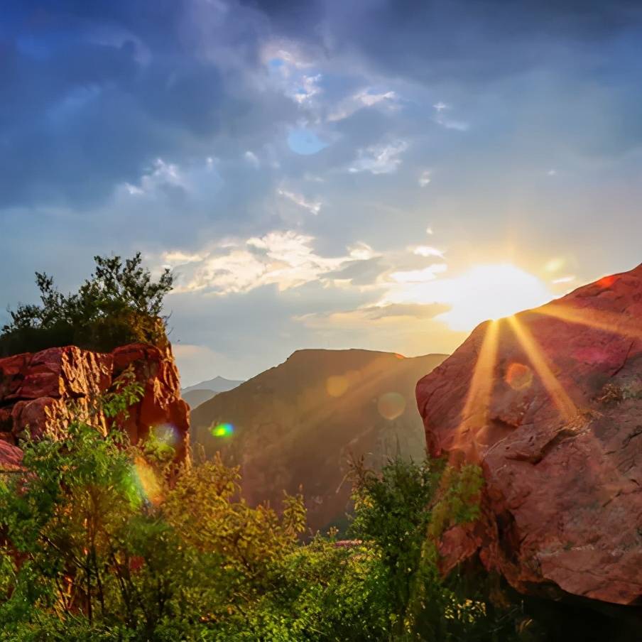 新密市位于中原腹地,处嵩山东麓伏羲山脚下,溱洧河相伴,三面环山,四水