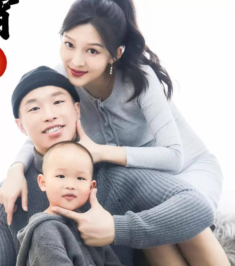 小宝贝头发浓密皮肤白净,爷俩手拉手好温馨_媳妇