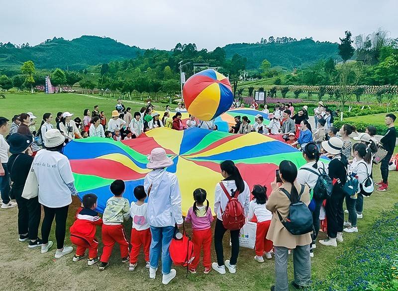 东幼萌娃红色行 春游踏青颂党恩_活动