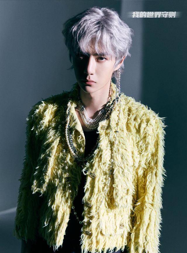 王一博为新歌首晒"大片",一头银发配耳坠,黄色羽毛上衣太帅气_银色