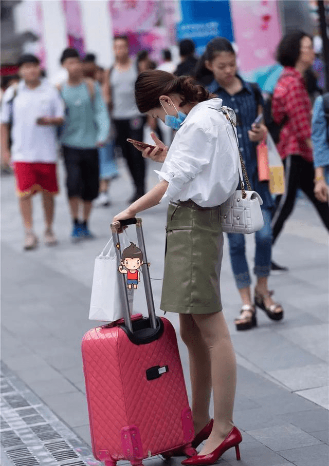 穿红色高跟鞋要配什么衣服才好看?