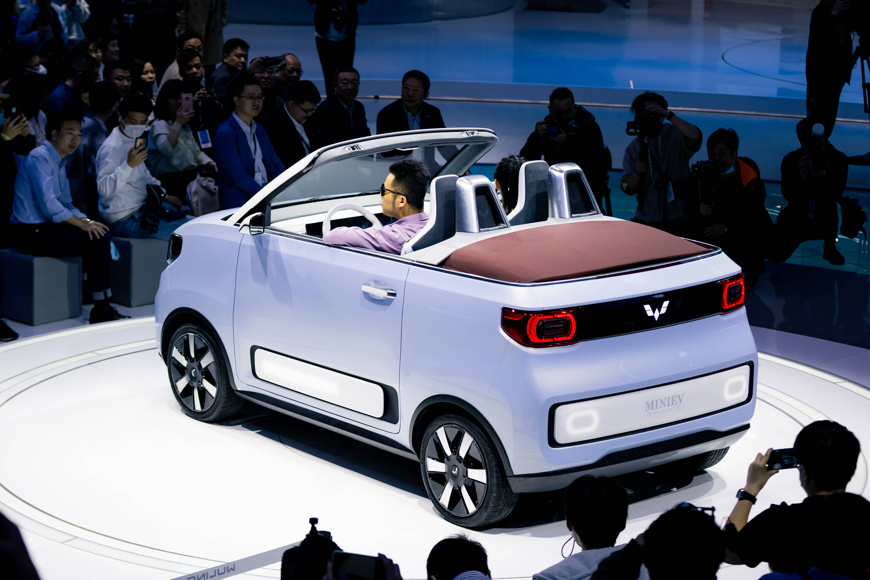 上海车展宏光mini推出敞篷版双门双座带电动软顶或于明年上市