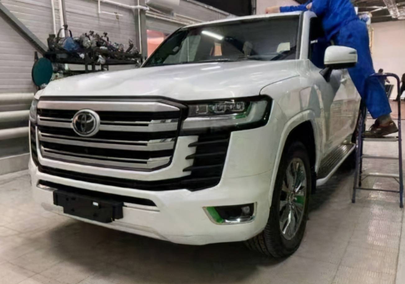 丰田硬派越野标杆新款兰德酷路泽进店35t空气悬挂真霸气