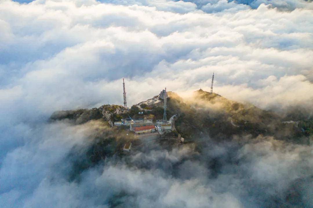 沂蒙最高峰云海翻腾,万人游蒙山仿入仙境!