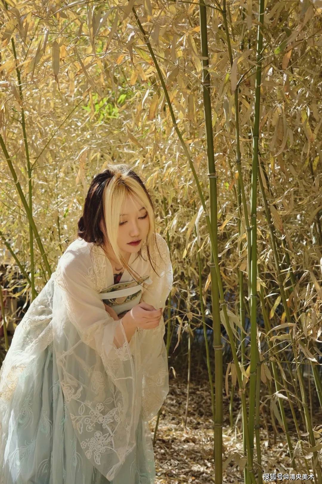 春景如画更有美人入画春景中的美院人便是"美如画"的最佳诠释走出教室