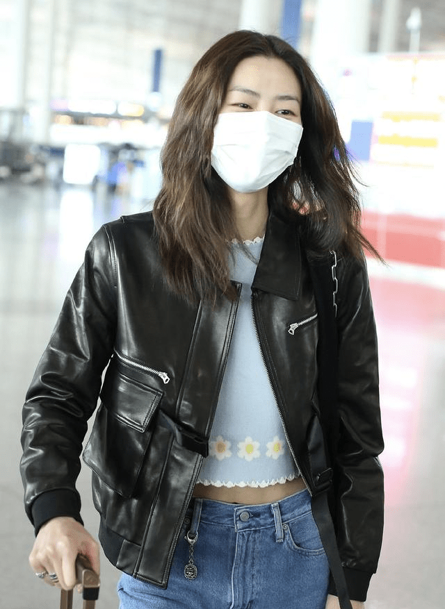 刘雯真会穿黑色皮夹克配牛仔裤潇洒帅气轻松美出国际范