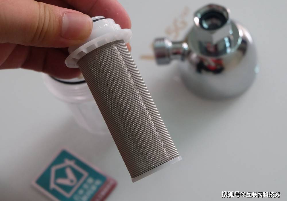 这一次云米零冷水燃气热水器还配有一个前置滤芯,它是安装在热出水口