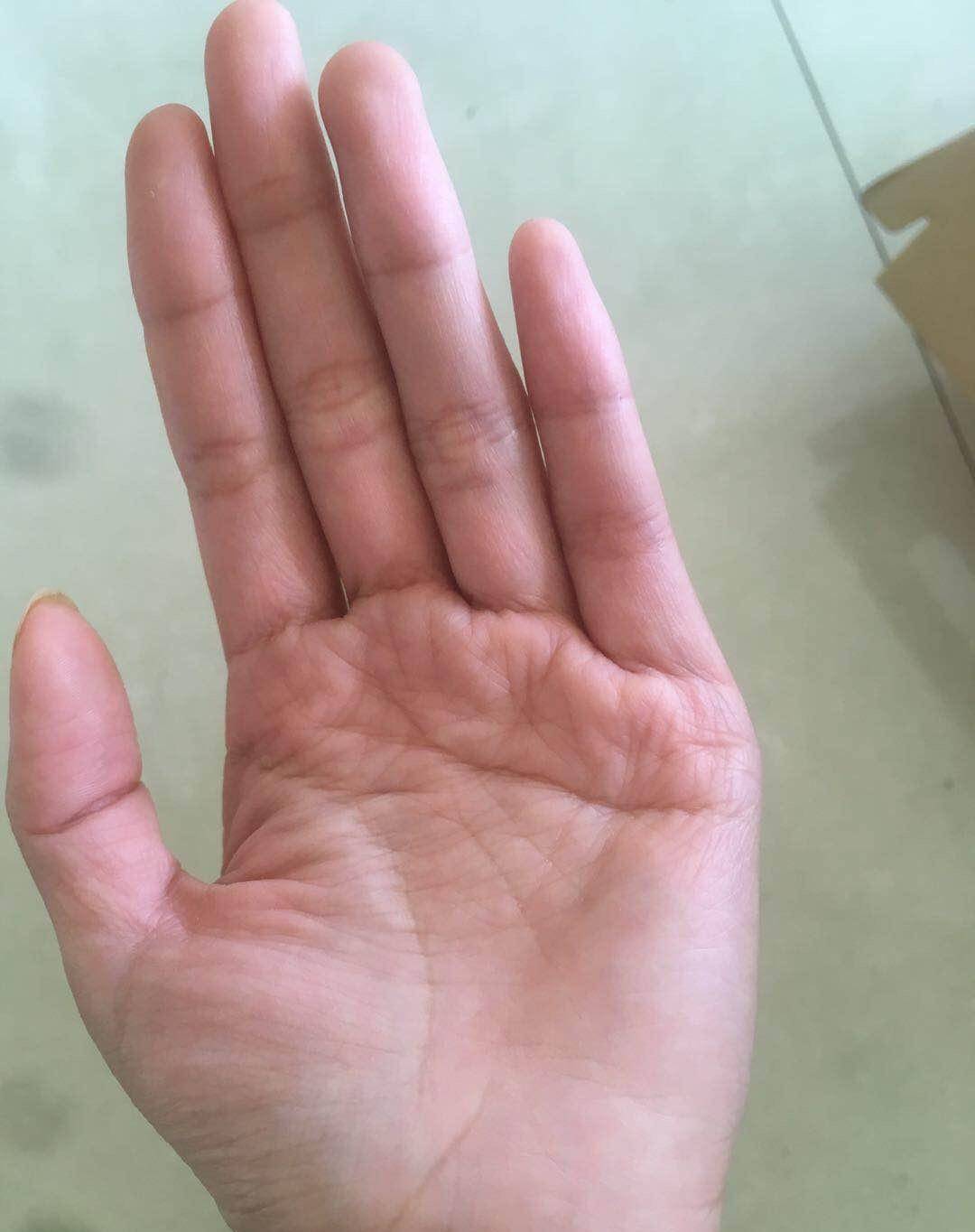 最为厉害的还是在右手掌无名指和中指下方竖钱压制婚姻线说明对婚姻