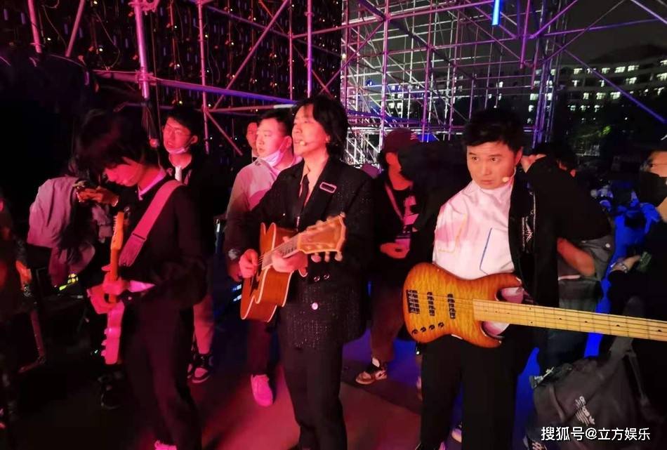 李健献唱清华校庆,与水木年华同台不同框